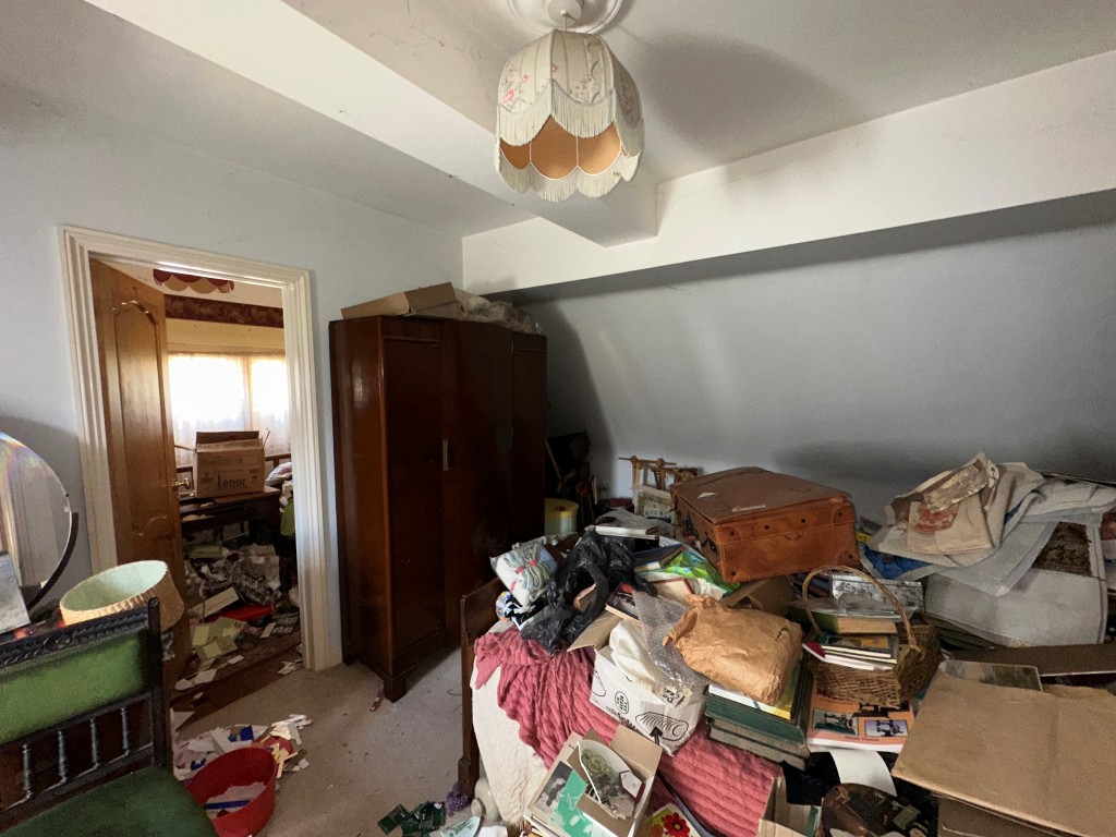 Lot: 227 - THREE-BEDROOM OLD SCHOOL UNIT WITH POTENTIAL - Bedroom Three